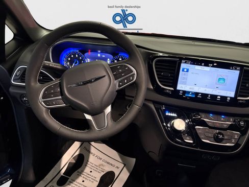 Used 2025 Chrysler Pacifica Select FWD image 7