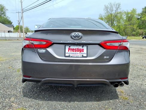 Used 2018 Toyota Camry SE FWD image 3