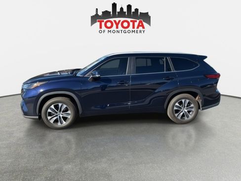 Used 2023 Toyota Highlander XLE image 3