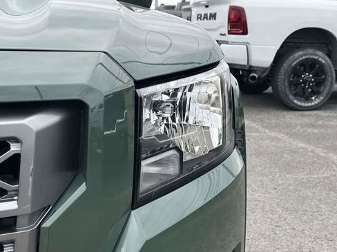 Used 2022 Nissan Frontier SV w/ Technology Package image 9