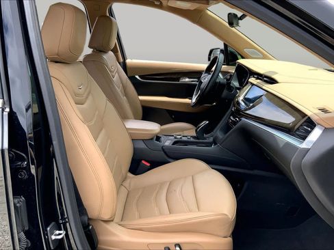 Used 2023 Cadillac XT6 Premium Luxury w/ Platinum Package FWD image 9