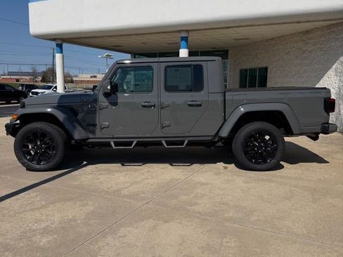 Used 2022 Jeep Gladiator Overland image 2