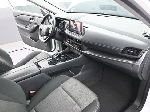Used 2025 Nissan Rogue SV FWD image 29