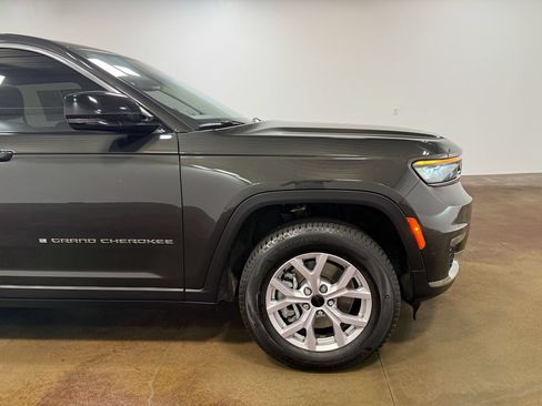 Used 2022 Jeep Grand Cherokee L Limited AWD/4WD image 31