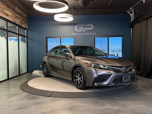 Used 2022 Toyota Camry SE image 1