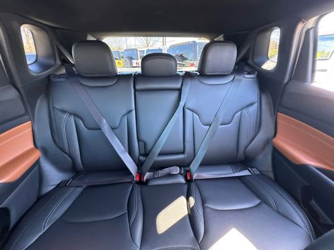 Used 2025 Jeep Compass Limited image 25