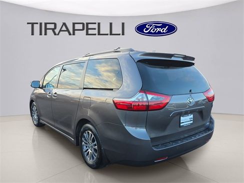 Used 2020 Toyota Sienna Limited image 2