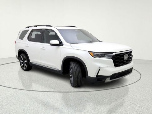 Used 2025 Honda Pilot Touring image 4