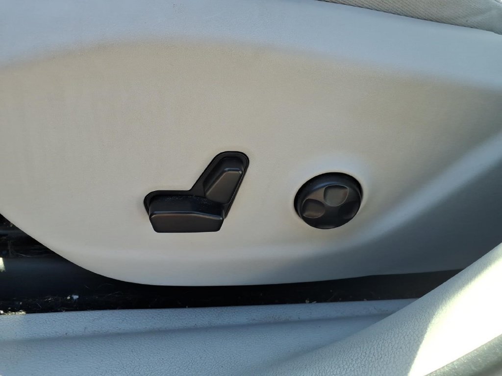 Used 2019 Jeep Cherokee Limited AWD/4WD image 16