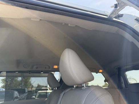 Used 2018 Toyota Sienna XLE w/ XLE Navigation Package FWD image 16