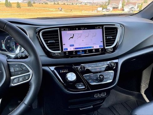 Used 2025 Chrysler Pacifica Select FWD image 9