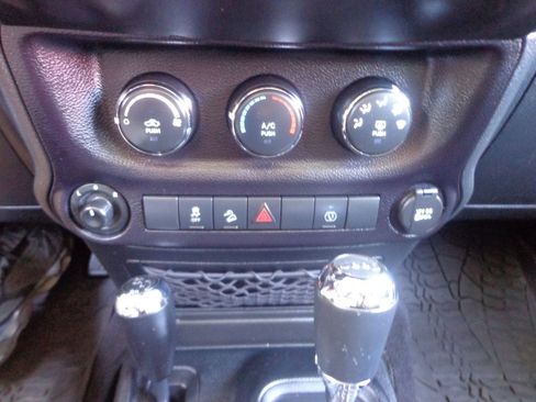 Used 2016 Jeep Wrangler Unlimited Sahara w/ Connectivity Group AWD/4WD image 20