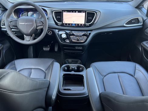 Used 2024 Chrysler Pacifica Limited image 32