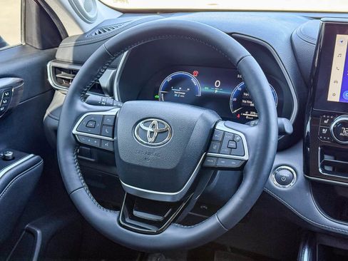 Used 2023 Toyota Highlander Limited AWD/4WD image 17