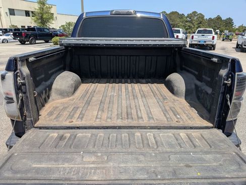 Used 2011 Toyota Tundra 4x4 CrewMax w/ SR5 Pkg image 31