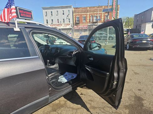 Used 2020 Jeep Cherokee Latitude Plus w/ Cold Weather Group image 11