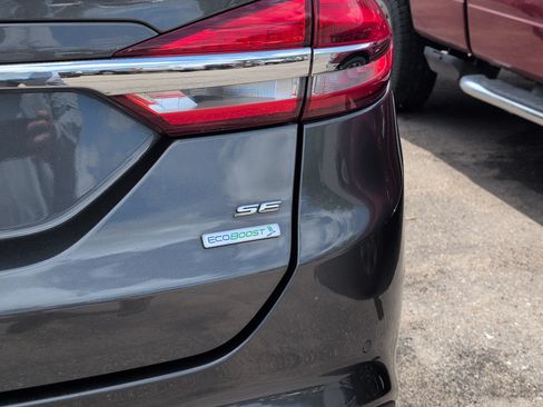 Used 2018 Ford Fusion SE w/ Fusion SE Technology Package FWD image 6