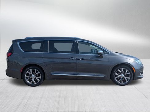 Used 2018 Chrysler Pacifica Limited w/ Tire & Wheel Group FWD image 8