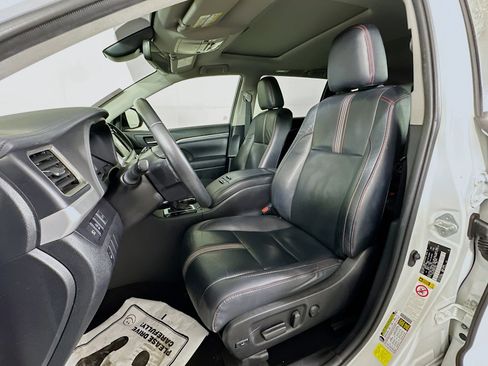 Used 2019 Toyota Highlander SE image 12