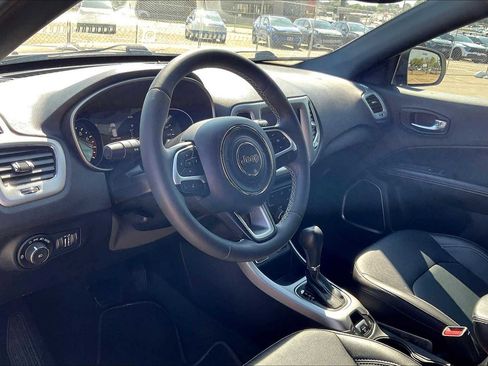 Used 2021 Jeep Compass Latitude image 2