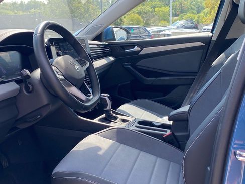 Certified 2025 Volkswagen Jetta SE w/ Sunroof Package image 10