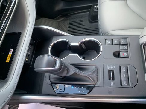 Used 2024 Toyota Highlander XLE AWD/4WD image 24