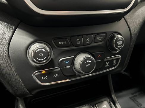 Used 2019 Jeep Cherokee Latitude Plus FWD image 25