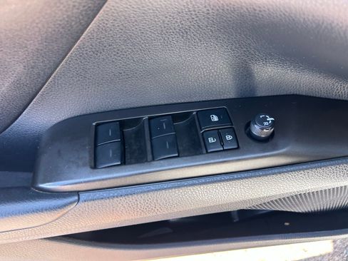 Used 2023 Toyota Camry SE w/ Convenience Package FWD image 12