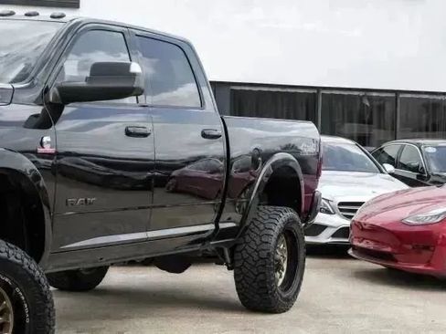 Used 2019 RAM 2500 Laramie w/ Black Appearance Package AWD/4WD image 6