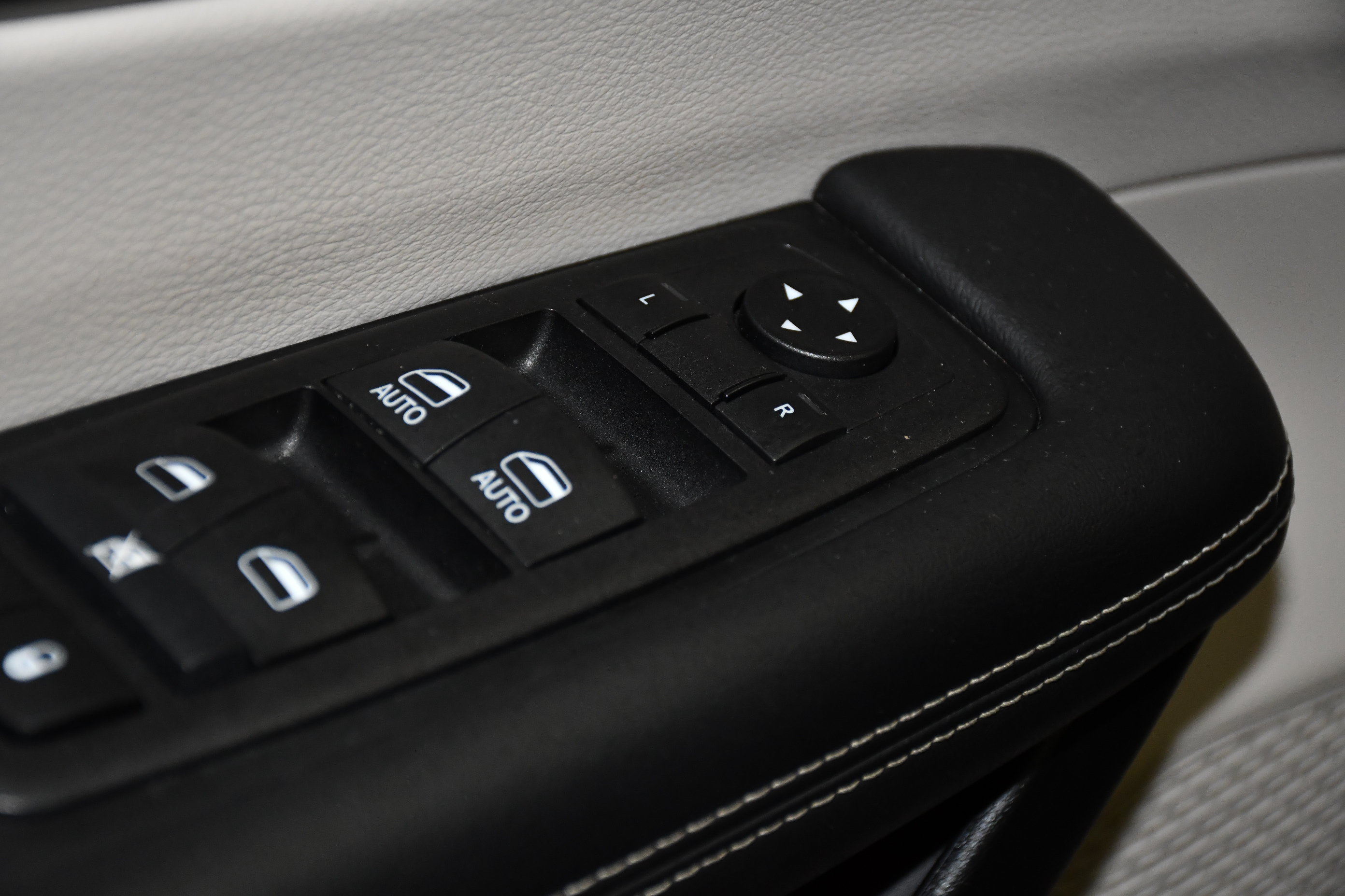 Used 2024 Chrysler Pacifica Limited FWD image 32