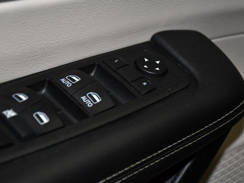 Used 2024 Chrysler Pacifica Limited FWD image 32