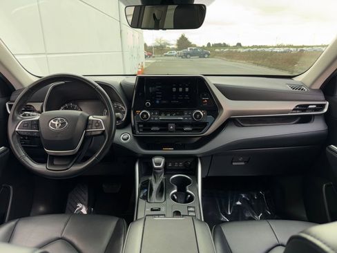 Used 2023 Toyota Highlander XLE image 6