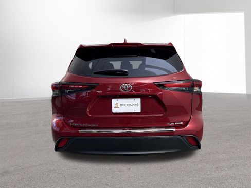 Used 2024 Toyota Highlander XLE AWD/4WD image 32