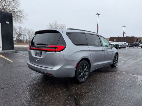 Used 2021 Chrysler Pacifica Touring-L w/ Uconnect Theater Family Group AWD/4WD image 5