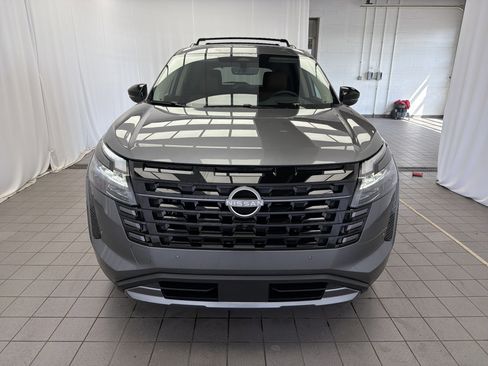 Used 2026 Nissan Pathfinder Platinum image 2