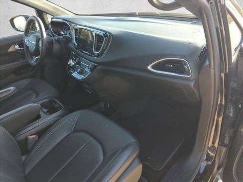 Used 2025 Chrysler Pacifica Select image 21