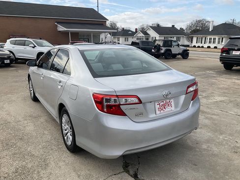 Used 2014 Toyota Camry LE image 5