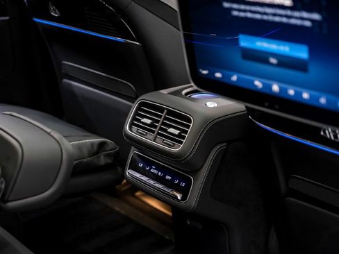 Used 2026 Mercedes-Benz Maybach GLS 600 4MATIC image 34