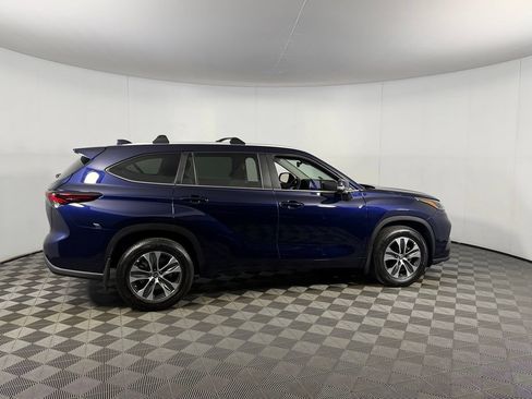 Used 2024 Toyota Highlander XLE FWD image 6