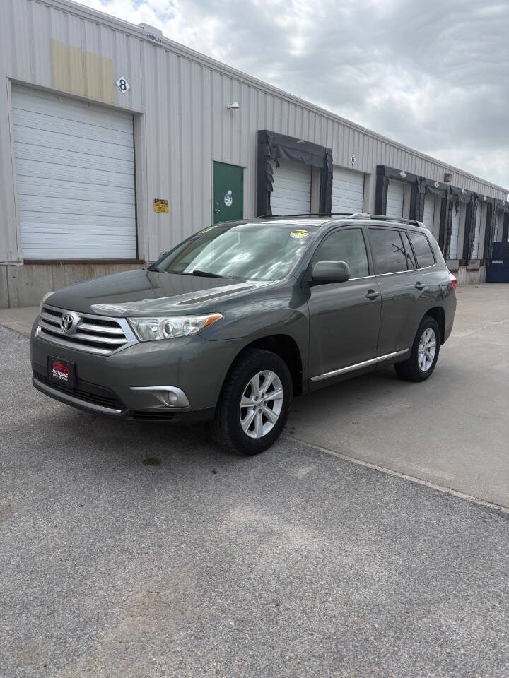 Used 2013 Toyota Highlander Plus FWD image 4