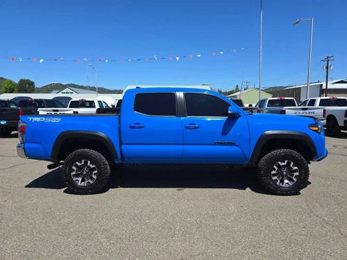 Used 2020 Toyota Tacoma TRD Off-Road w/ Blackout Package AWD/4WD image 6