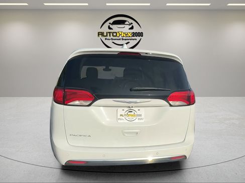 Used 2018 Chrysler Pacifica Touring Plus w/ Tire & Wheel Group FWD image 6