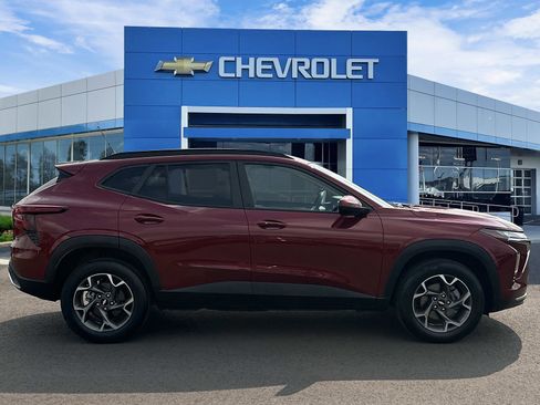 Used 2025 Chevrolet Trax LT w/ Driver Confidence Package FWD image 5