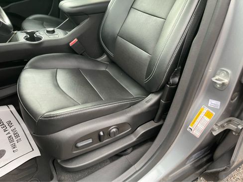 Used 2023 GMC Terrain SLT w/ Tech Package FWD image 13