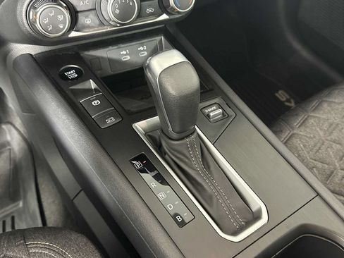 Used 2025 Nissan Kicks SV FWD image 30