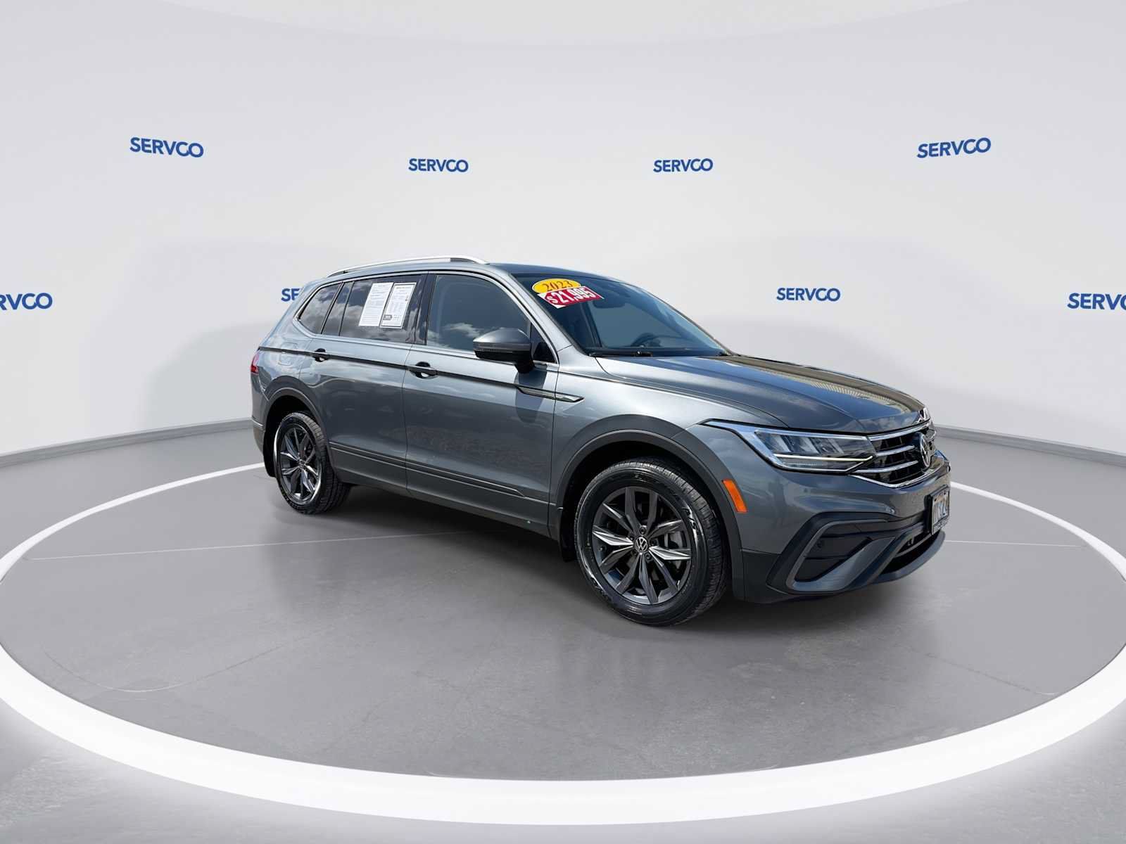 Used 2023 Volkswagen Tiguan SE w/ Panoramic Sunroof Package FWD image 2