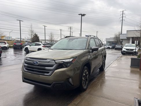 Used 2025 Subaru Forester Premium image 7