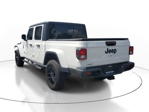 Used 2023 Jeep Gladiator Sport AWD/4WD image 5