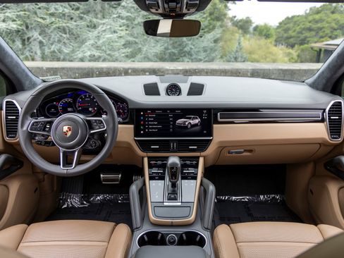 Certified 2023 Porsche Cayenne GTS AWD/4WD image 33