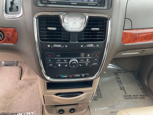 Used 2016 Chrysler Town & Country Touring w/ Driver Convenience Group image 22